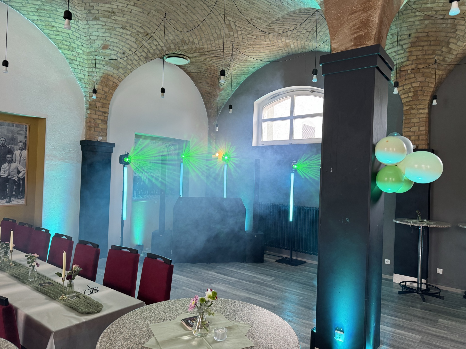 DJ-Setup mit abgestimmter Lichttechnik in einer Veranstaltungslocation